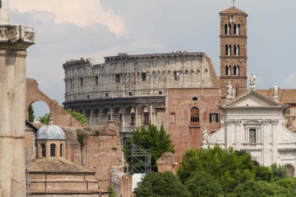 Building ruins and ancient columns in Rome, Italy — Stock Photo, Image