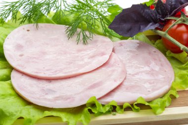 sosis salata ve fesleğen ile
