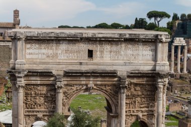 Bina kalıntıları ve antik sütunlar, Roma, İtalya