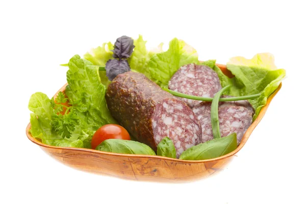 Mogen salami med sallad, basilika, lök och tomat — Stockfoto