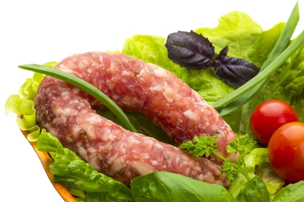 Salami maduro con ensalada, albahaca, cebolla y tomate —  Fotos de Stock