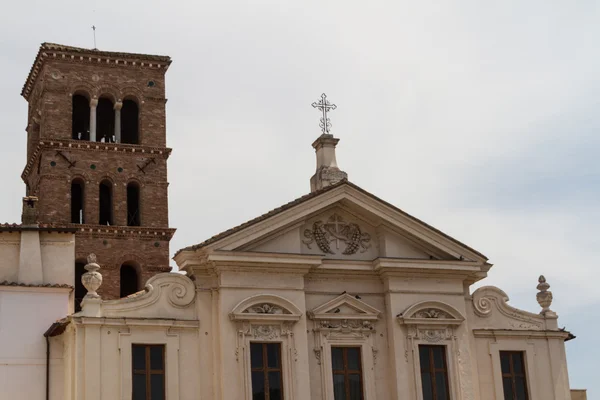 Rom, Italien. Tibern ön (isola Tiburtina), Visa av basilika — Stockfoto