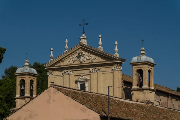 Stor kyrka i centrala Rom, Italien. — Stockfoto