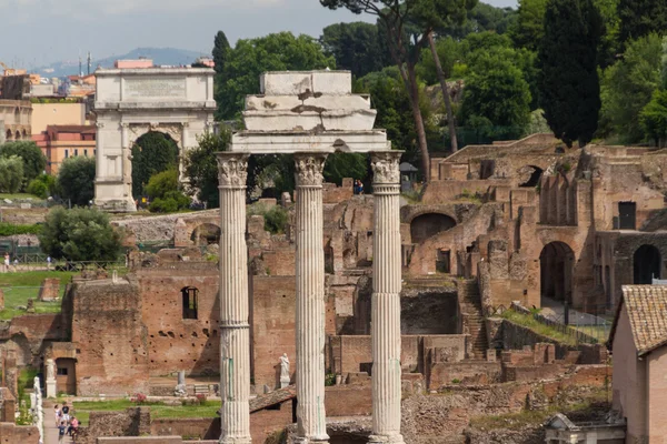 Edificio de ruinas y antiguas columnas en Roma, Italia — Foto de Stock