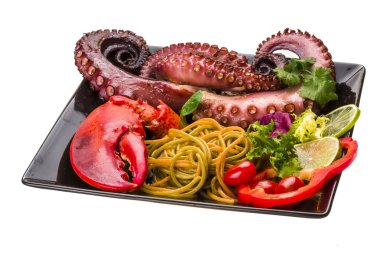 Ahtapot ve ıstakoz bacak ile deniz ürünleri makarna