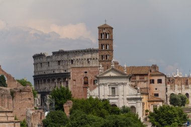 Bina kalıntıları ve antik sütunlar, Roma, İtalya