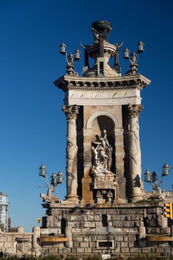 Plaza de espana çeşme ile arka planda Ulusal Sarayı