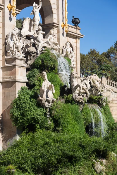 Fontana del lago del parco ciudadela di Barcellona con quadriga dorata di Aurora — Foto Stock