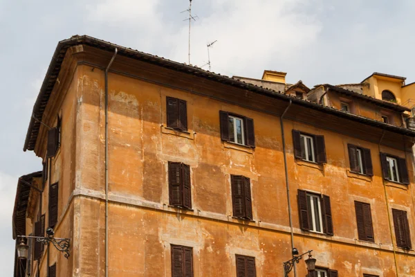 Roma, Itália. Detalhes arquitetônicos típicos da cidade velha — Fotografia de Stock