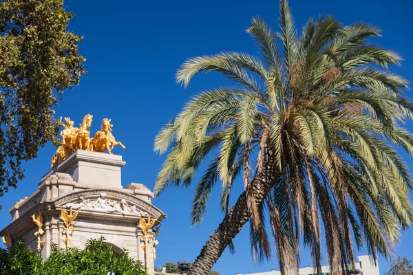 Fontana del lago del parco ciudadela di Barcellona con quadriga dorata di Aurora — Foto Stock