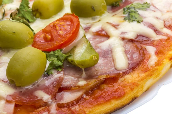 Pizza con salami — Foto de Stock