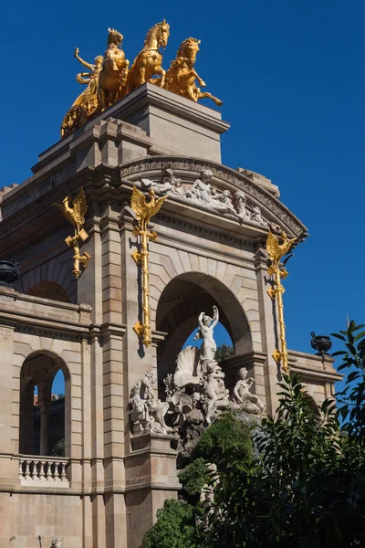 オーロラの黄金の quadriga とバルセロナ シウダデラ公園湖噴水 — ストック写真