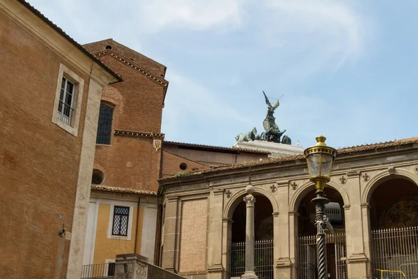 Ruines de bâtiments et colonnes antiques à Rome, Italie — Photo