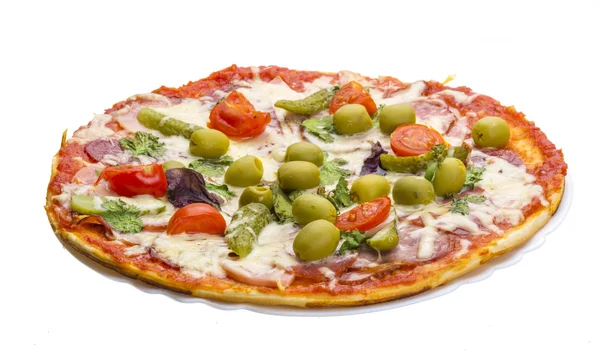 Pizza con salami — Foto de Stock
