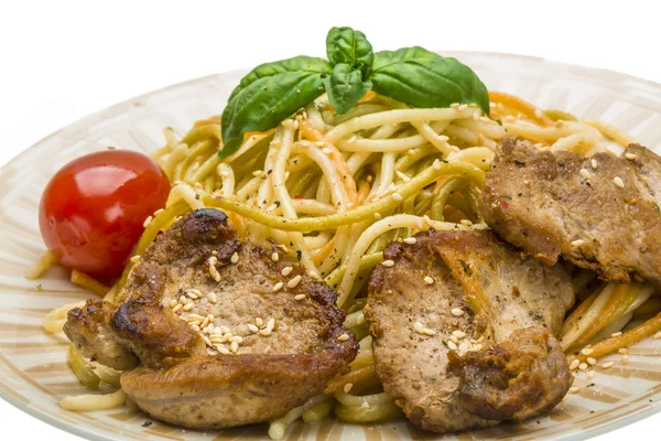 Schweinefleisch mit Spaghetti — Stockfoto