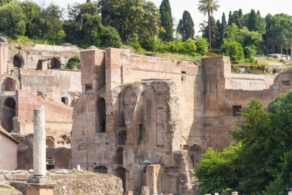 Épület romjai és régi oszlopok, Róma, Olaszország — Stock Fotó