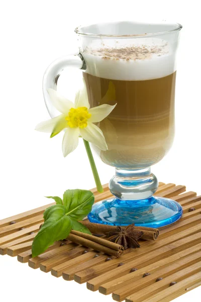 Kávu pozdě s kytičkou, máta, badyáník pravý- a skořicí — Stock fotografie