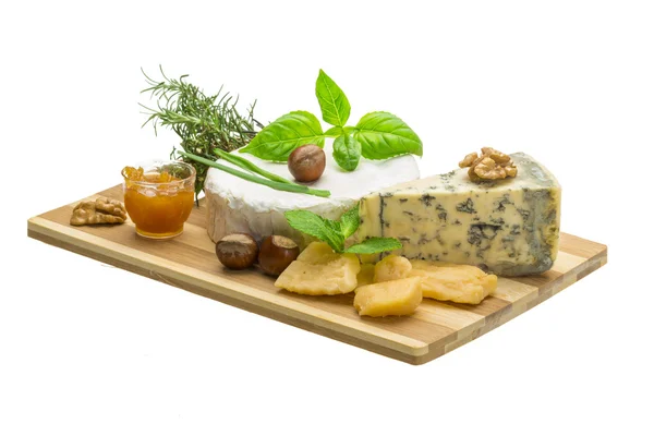 Fromage assorti - brie, bleu dor et vieux fromage jaune à pâte dure — Photo