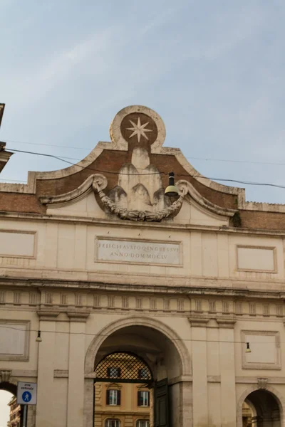 Roma, Italia. Porta del Popolo famosa puerta de la ciudad . — Foto de Stock