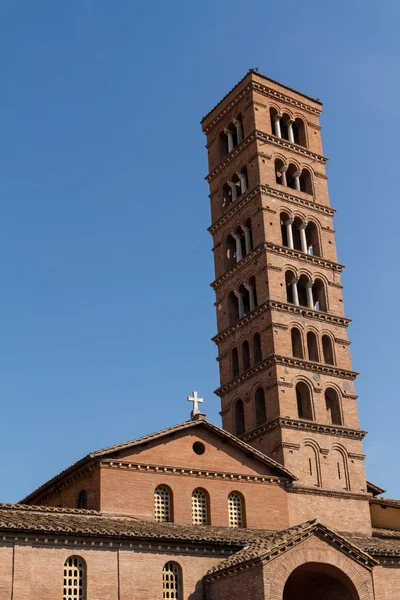 Torre sineira da Basílica dei Santi Giovanni e Paolo em Roma, Itália — Fotografia de Stock