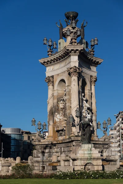 Фонтан Plaza de Espana с Национальным дворцом на заднем плане — стоковое фото