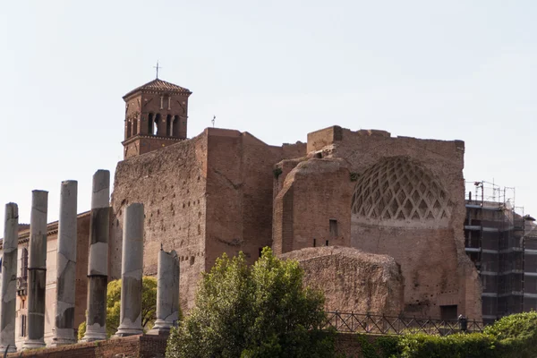 Bauruinen und antike Säulen in Rom, Italien — Stockfoto