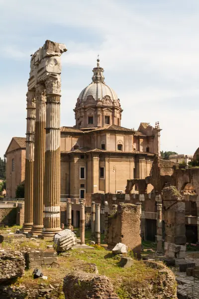 Budova ruiny a starobylé sloupce v Římě, Itálie — Stock fotografie