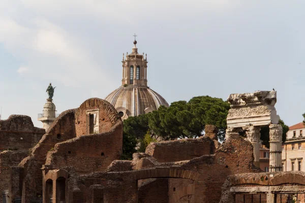Épület romjai és régi oszlopok, Róma, Olaszország — Stock Fotó