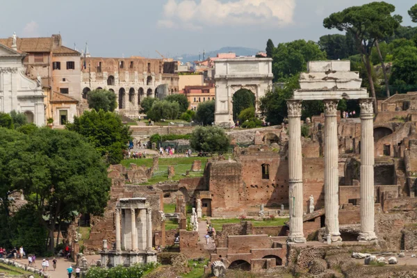 Gebouw ruïnes en oude kolommen in rome, Italië — Stockfoto
