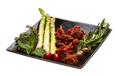 kuşkonmaz ve otlar ile kurutulmuş domates