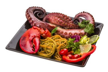 Ahtapot ve ıstakoz bacak ile deniz ürünleri makarna