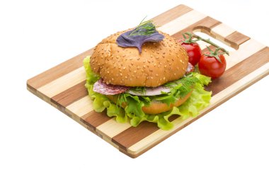 salata ve sosis ekmek