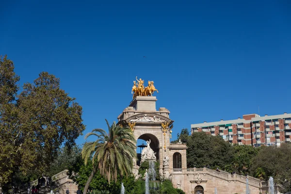 Fontana del lago del parco ciudadela di Barcellona con quadriga dorata di Aurora — Foto Stock
