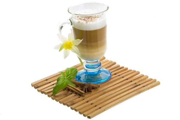 Kaffee spät mit Blüte, Minze, Sternanis und Zimt — Stockfoto