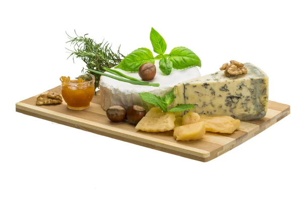 Assortiment kaas - brie, dor blauwe en harde oude gele kaas — Stockfoto