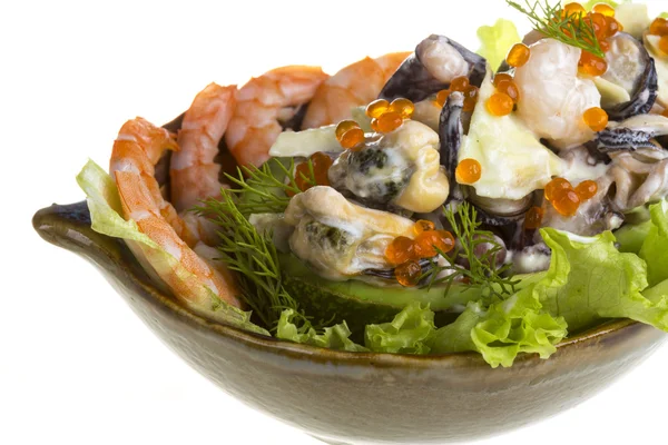 Insalata di pesce con caviale rosso in avocado — Foto Stock