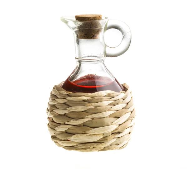 Piccolo decanter con aceto di vino rosso isolato sul bianco — Foto Stock