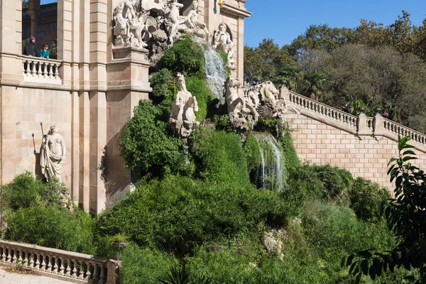 Barcelona ciudadela park sjön fontän med gyllene quadriga av aurora — Stockfoto