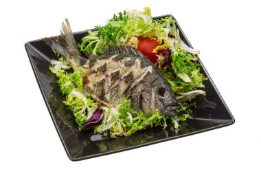 ızgara tilapia ile salata