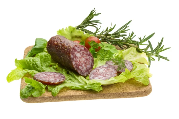 Salami mit Rosmarin, Salat und Tomaten — Stockfoto