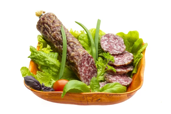 Reife Salami mit Salat, Basilikum, Zwiebeln und Tomaten — Stockfoto