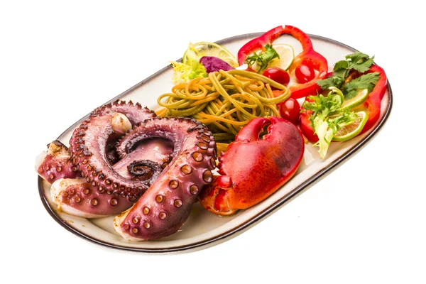 Паста из морепродуктов с осьминогом и ногой лобстера — стоковое фото
