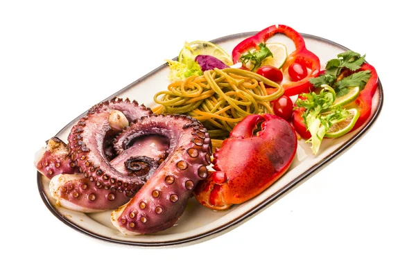 Ahtapot ve ıstakoz bacak ile deniz ürünleri makarna