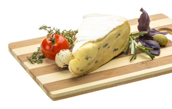 En bit av mjuk brie ost — Stockfoto