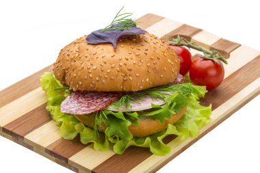 salata ve sosis ekmek