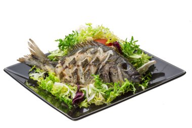 ızgara tilapia ile salata