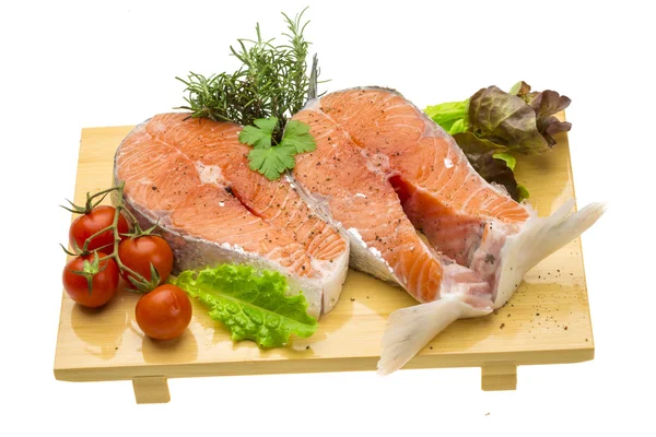 Сырой свежий яркий лосось с овощами — стоковое фото