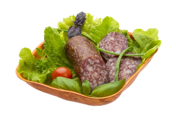 Rijp salami met salade, basilicum, ui en tomaat — Stockfoto