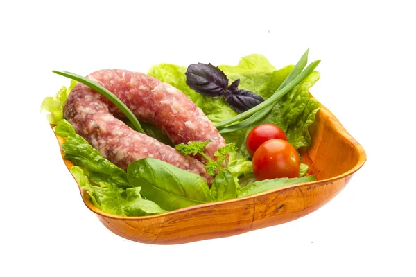 Reife Salami mit Salat, Basilikum, Zwiebeln und Tomaten — Stockfoto