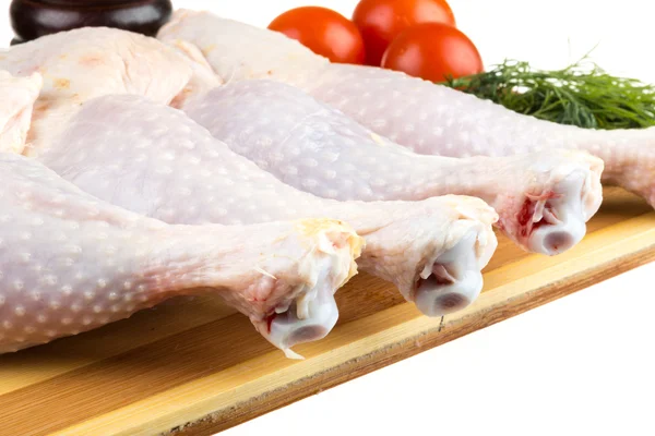 Čerstvé syrové kuřecí křídla na prkénko s roma rajčata — Stock fotografie